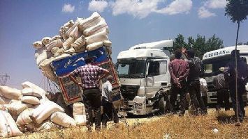 İKİ KAMYON KAFA KAFAYA &Ccedil;ARPIŞTI