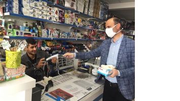 MECLİS &Uuml;YESİ, MASKE DAĞITTI