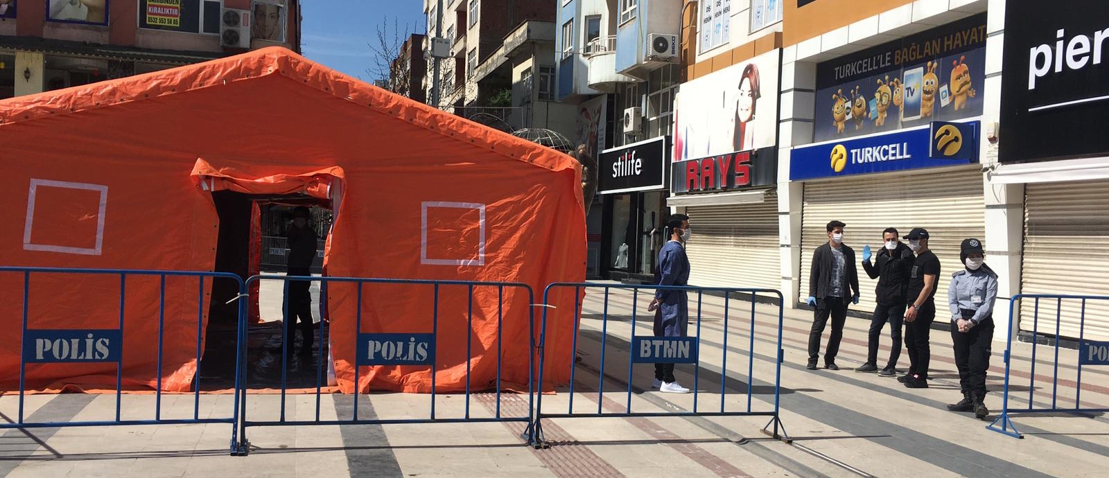 G&Uuml;LİSTAN CADDESİ BARİYERLENDİ
