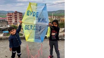 &Ccedil;OCUKLAR EVDE KALIP U&Ccedil;URTMA YAPTI