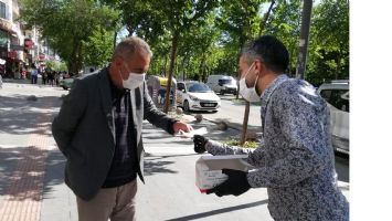 CHP, MASKE DAĞITTI
