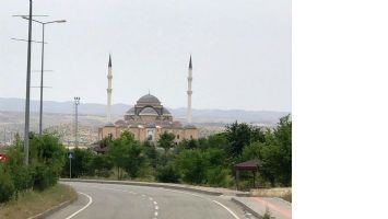 &Uuml;niversite Camisi, ibadete hazır