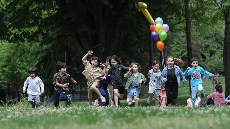 ‪&Ccedil;OCUKLAR AİLELERİYLE BİRLİKTE SEYAHAT EDEBİLECEK Mİ?‬