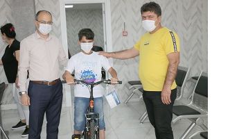 BİSİKLETİ &Ccedil;ALINAN BİLAL'E BELEDİYEDEN YENİ BİSİKLET