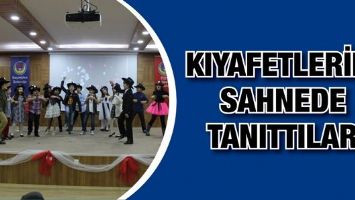 KIYAFETLERİNİ SAHNEDE TANITTILAR