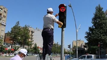 TRAFİK IŞIKLARI DA MASKELENDİ