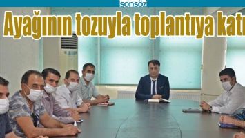 AYAĞININ TOZUYLA TOPLANTIYA KATILDI