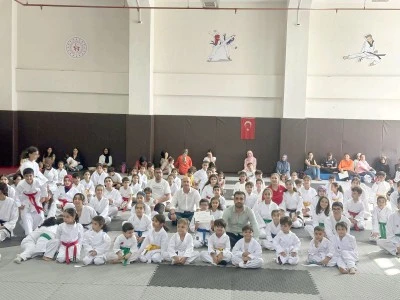 56 karateci, kuşak sınavını ge&ccedil;ti