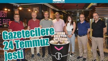 GAZETECİLERE 24 TEMMUZ JESTİ