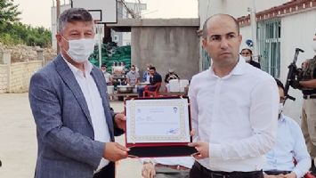 VEDA ETTİ