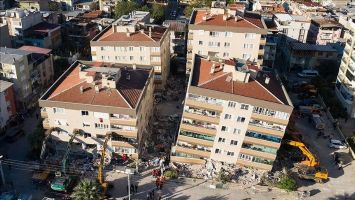 İzmir'deki depremde can kaybı 25'e, yaralı sayısı 804'e y&uuml;kseldi