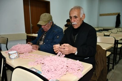 60 yaş &uuml;st&uuml; bireyler Tazelenme &Uuml;niversitesi&rsquo;nde sosyalleşiyor