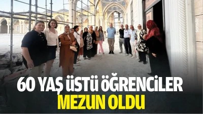 60 yaş &uuml;st&uuml; &ouml;ğrenciler, mezun oldu