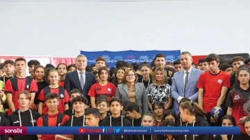 600 &ouml;ğrenciye spor kıyafeti verildi