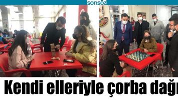 KENDİ ELLERİYLE &Ccedil;ORBA DAĞITTI