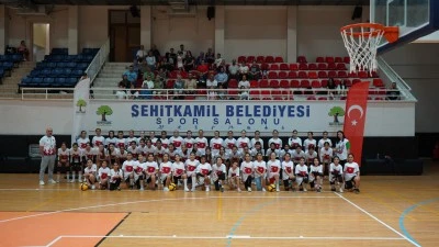 62 gen&ccedil; voleybolcu profesyonelliğe adım attı