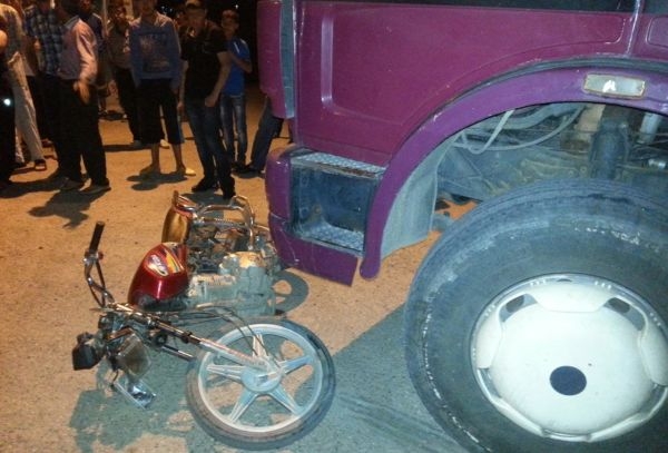 MOTOSİKLET İLE KAMYON &Ccedil;ARPIŞTI: 1 YARALI