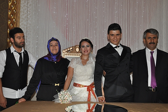 ARI AİLESİNİN MUTLU G&Uuml;N&Uuml;