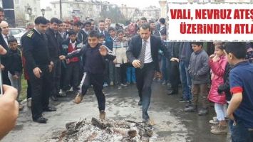 VALİ, NEVRUZ ATEŞİNİN &Uuml;ZERİNDEN ATLADI