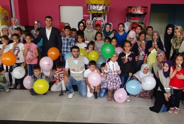 İHH Batman'da yetimlerin y&uuml;z&uuml;n&uuml; g&uuml;ld&uuml;rd&uuml;
