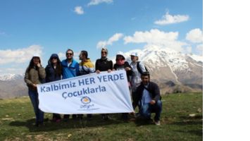 G&Ouml;N&Uuml;LL&Uuml;LER, KİLİSEYİ GEZDİ