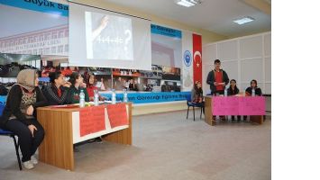&Ouml;ĞRENCİLER M&Uuml;NAZARADA EĞİTİMİ TARTIŞTI...