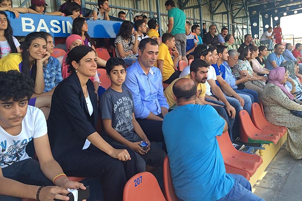 AKAT VE &Ouml;ZDEMİR, TRİB&Uuml;NLERDE&hellip;