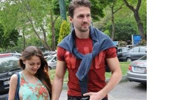 &Uuml;nl&uuml; oyuncunun eşi Batman&rsquo;da rahatsızlandı&hellip;