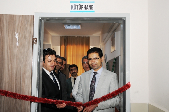 PETROL&rsquo;E 1500 KİTAPLI K&Uuml;T&Uuml;PHANE!