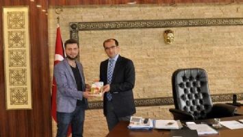 KAYMAKAMA &ldquo;AŞK-I RANA&rdquo;YI HEDİYE ETTİ