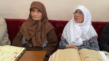 85 yaşındaki iki kadın Kur'an-ı Kerim okumayı öğrendi