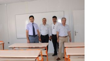 &Ccedil;ELİK, SURİYELİ &Ccedil;OCUKLARIN OKULUNU İNCELEDİ