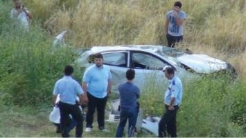 OTOMOBİL U&Ccedil;URUMA YUVARLANDI: 1 &Ouml;L&Uuml;