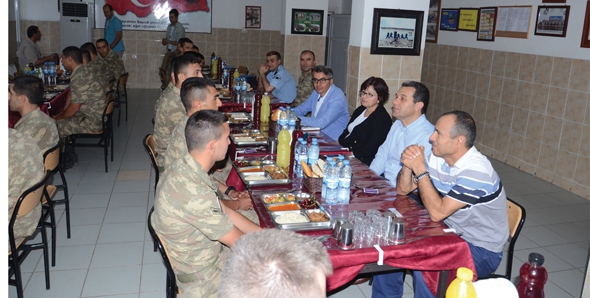 VALİ, ORUCUNU KIŞLADA A&Ccedil;TI