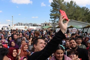 Acun Ilıcalı, depremzede &ccedil;ocuklara oyuncak hediye etti