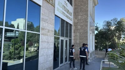 Adana ve Adıyaman belediyelerinde arama yapıldı
