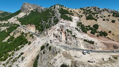 Adıyaman-&Ccedil;elikhan kara yolunda heyelan nedeniyle kapanan yol yeniden ulaşıma a&ccedil;ıldı
