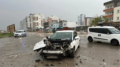 Adıyaman'da 2 aracın &ccedil;arpıştığı kazada 3 kişi yaralandı