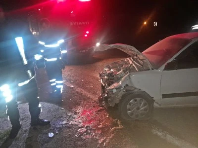 Adıyaman'da 2 otomobilin &ccedil;arpıştığı kazada 3 kişi yaralandı