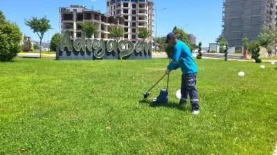 Adıyaman'da belediye iş&ccedil;isi boş vakitlerinde duvarları &ccedil;izdiği resimlerle s&uuml;sl&uuml;yor