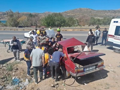 Adıyaman'da &ccedil;arpışan 2 otomobilin s&uuml;r&uuml;c&uuml;s&uuml; yaralandı