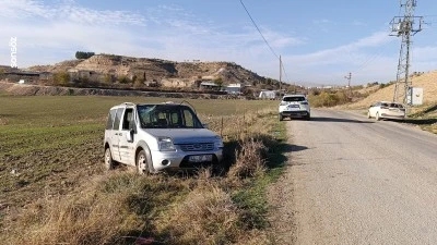 Adıyaman'da devrilen hafif ticari aracın s&uuml;r&uuml;c&uuml;s&uuml; yaralandı