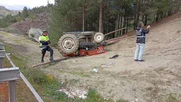 Adıyaman'da devrilen trakt&ouml;r&uuml;n s&uuml;r&uuml;c&uuml;s&uuml; &ouml;ld&uuml;
