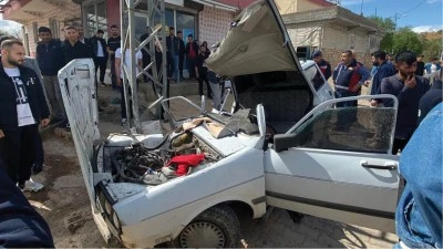 Adıyaman'da elektrik direğine &ccedil;arpan otomobildeki 4 kişi yaralandı