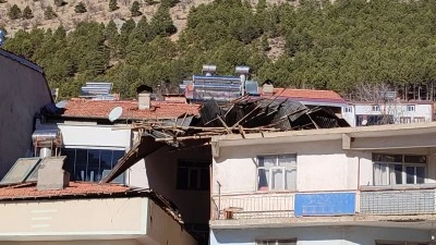 Adıyaman'da fırtına nedeniyle bazı evlerin &ccedil;atıları u&ccedil;tu