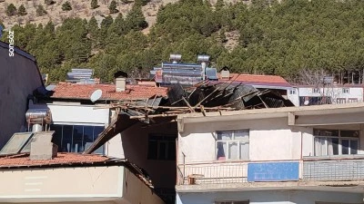 Adıyaman'da fırtına nedeniyle bazı evlerin &ccedil;atıları u&ccedil;tu