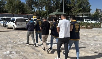 Adıyaman'da husumetli 3 kişi adliye &ouml;n&uuml;nde silahlarla yakalandı