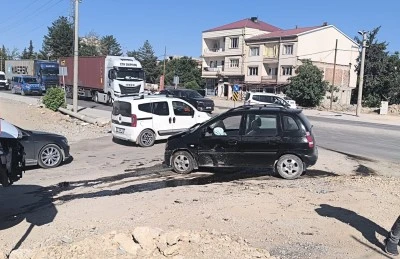 Adıyaman'da iki otomobilin &ccedil;arpıştığı kazada 4 kişi yaralandı
