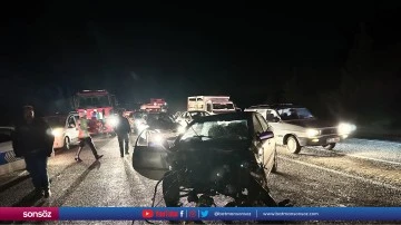 Adıyaman'da iki otomobilin &ccedil;arpıştığı kazada 6 kişi yaralandı