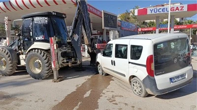 Adıyaman'da kaza yapan ara&ccedil;taki 2 kişi yaralandı